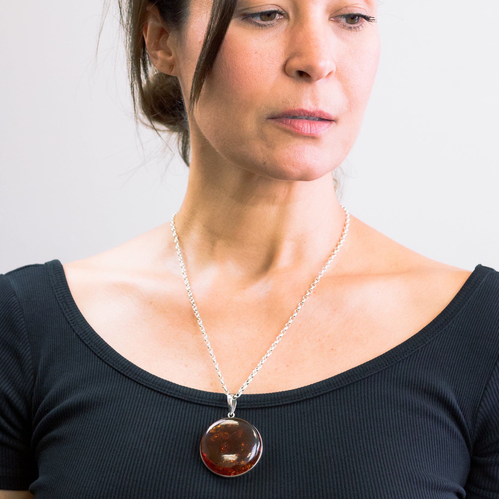 CABOCHON AMBER NECKLACE ON MODEL