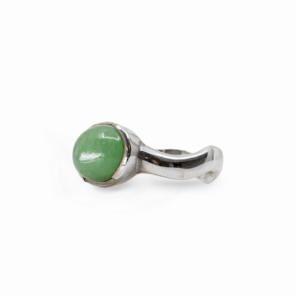Oval green Aventurine cabochon ring in polished 925 sterling silver with a curved band and smooth bezel setting.