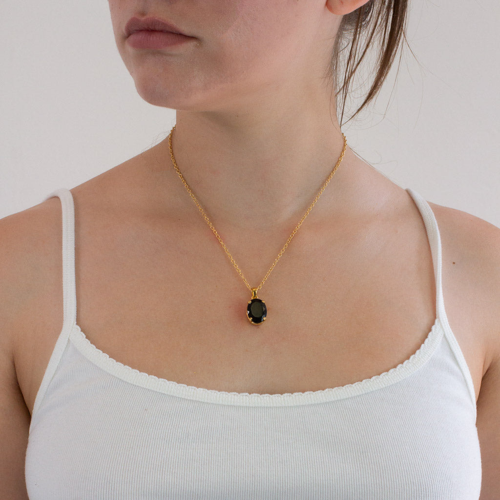 ONYX NECKLACE ON MODEL