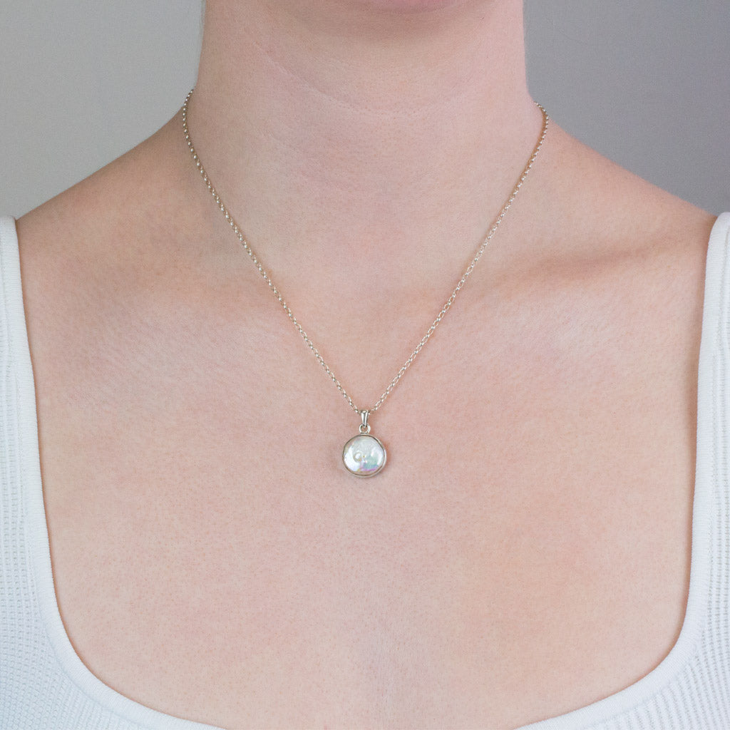 PEARL NECKLACE ON MODEL