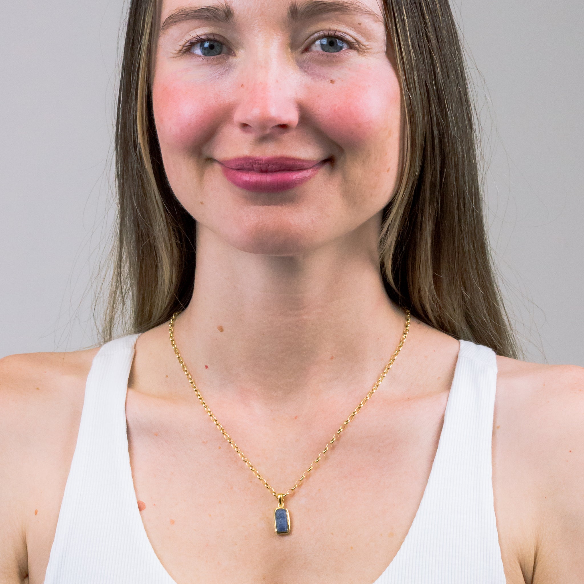 SAPPHIRE NECKLACE WITH YELLOW GOLD VERMEIL FINISH ON MODEL