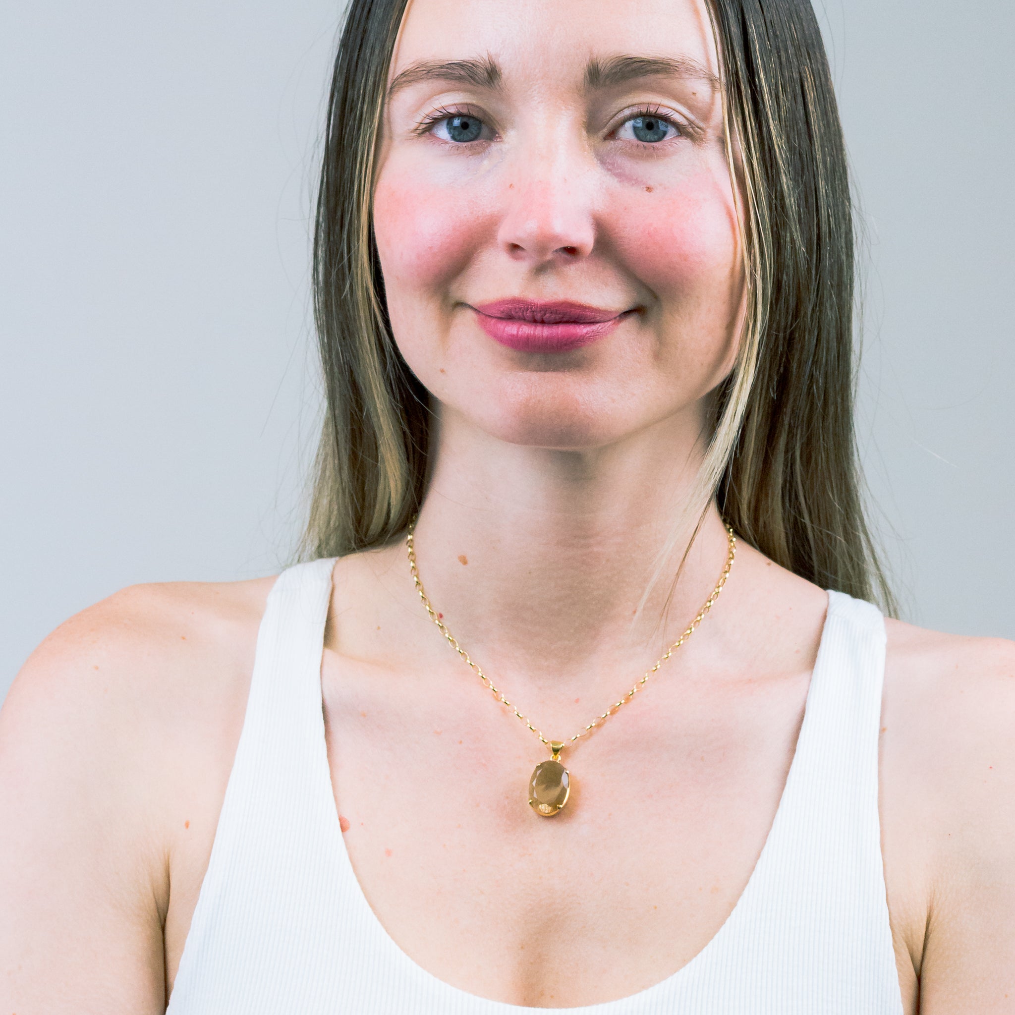 FACETED SUNSTONE NECKLACE WITH YELLOW GOLD VERMEIL FINISH ON MODEL