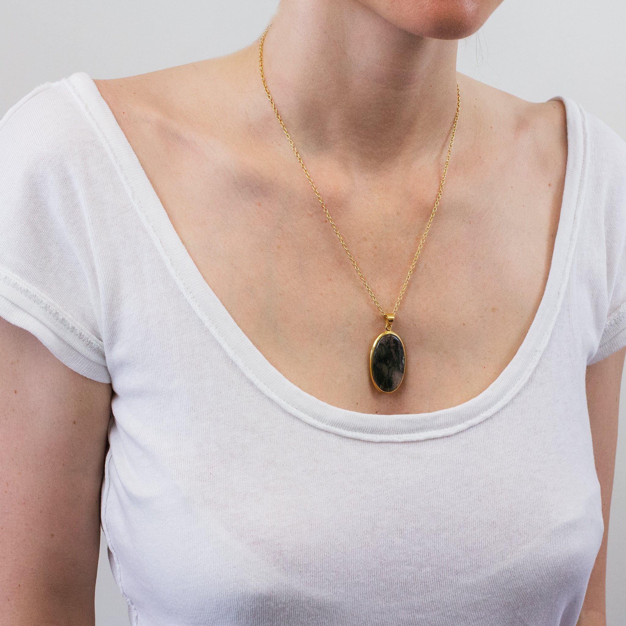 MOSS AGATE NECKLACE WITH GOLD VERMEIL FINISH ON MODEL