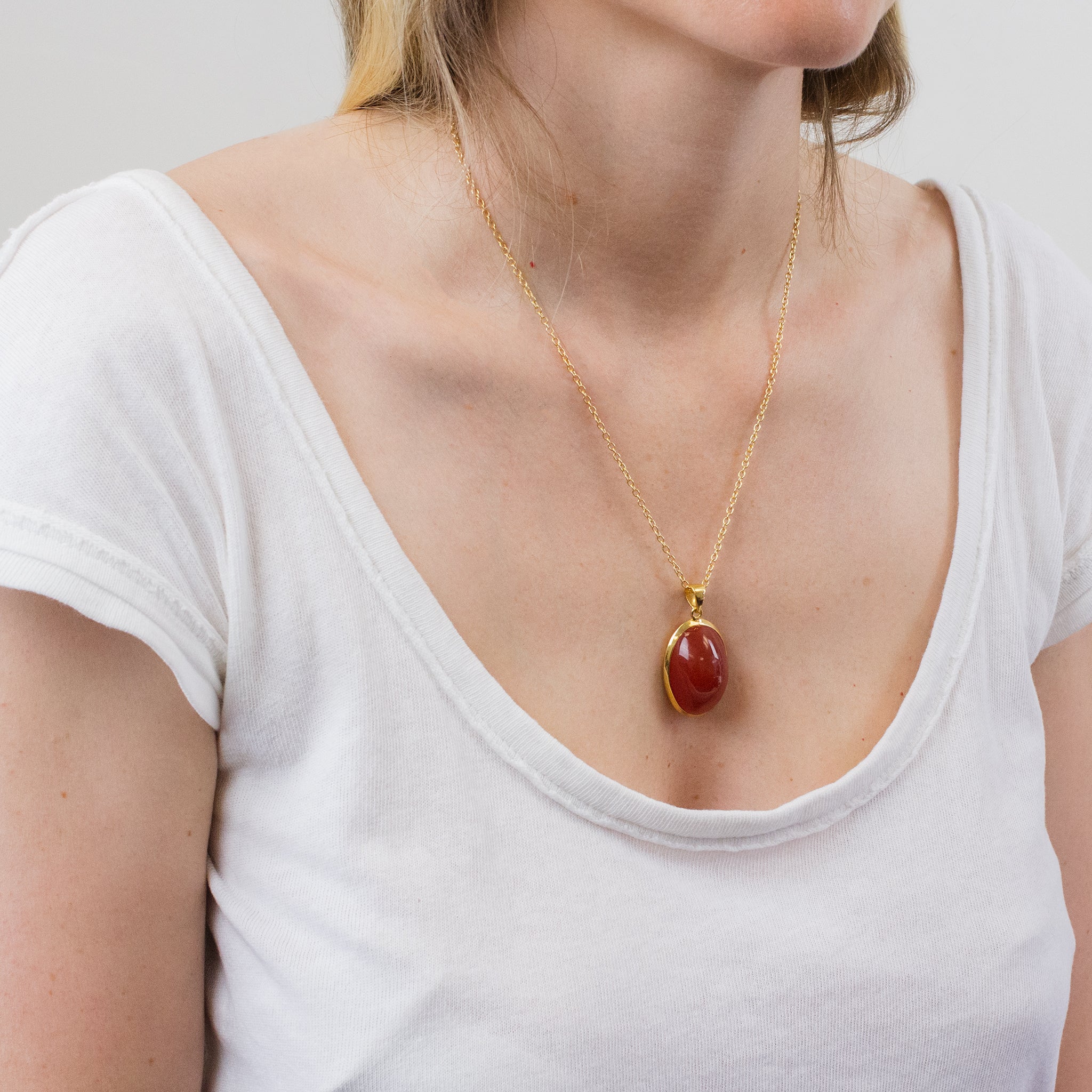 CARNELIAN NECKLACE WITH GOLD VERMEIL FINISH ON MODEL