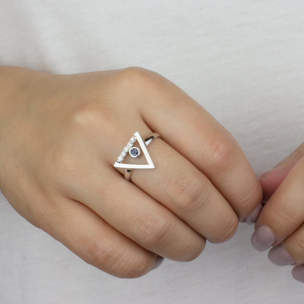 Triangulo: Sapphire & Diamond Ring on Model