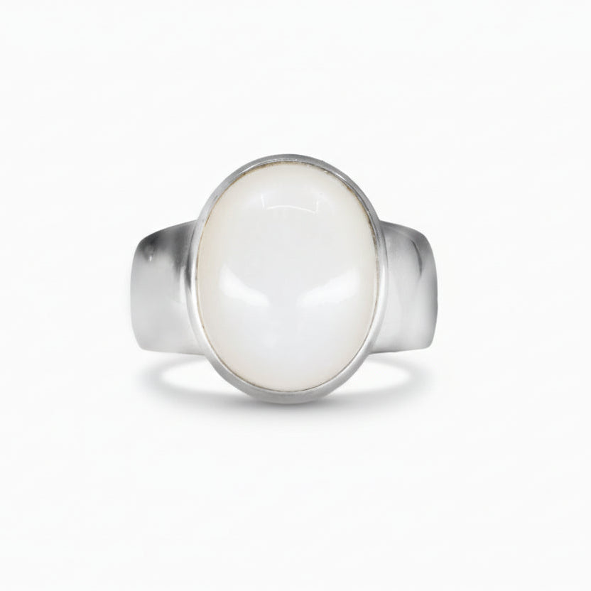 CABOCHON OVAL WHITE MOONSTONE RING