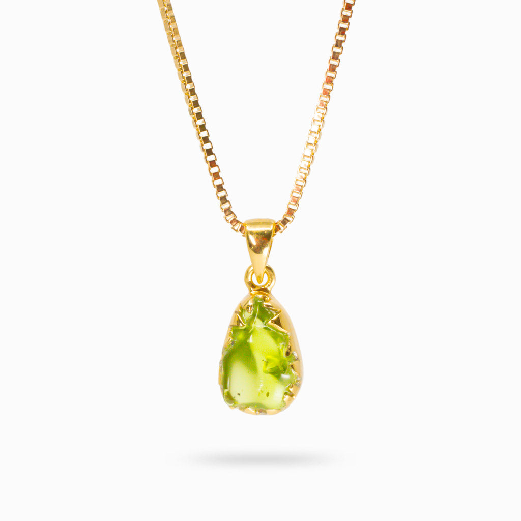 RAW PERIDOT NECKLACE IN YELLOW GOLD VERMEIL FINISH 