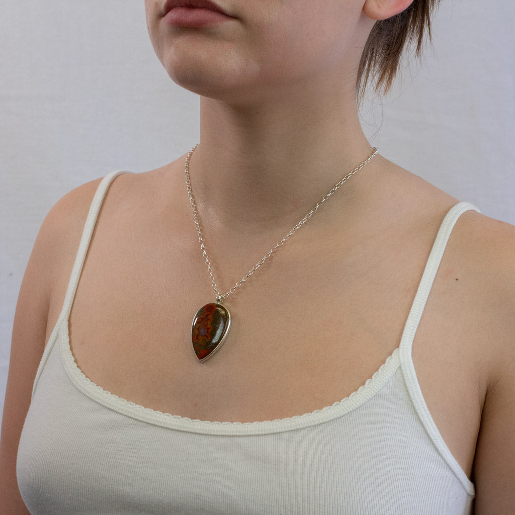 Seam Agate necklace on model