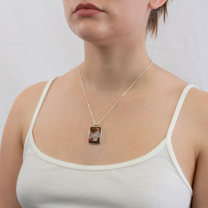 Seam Agate necklace on model