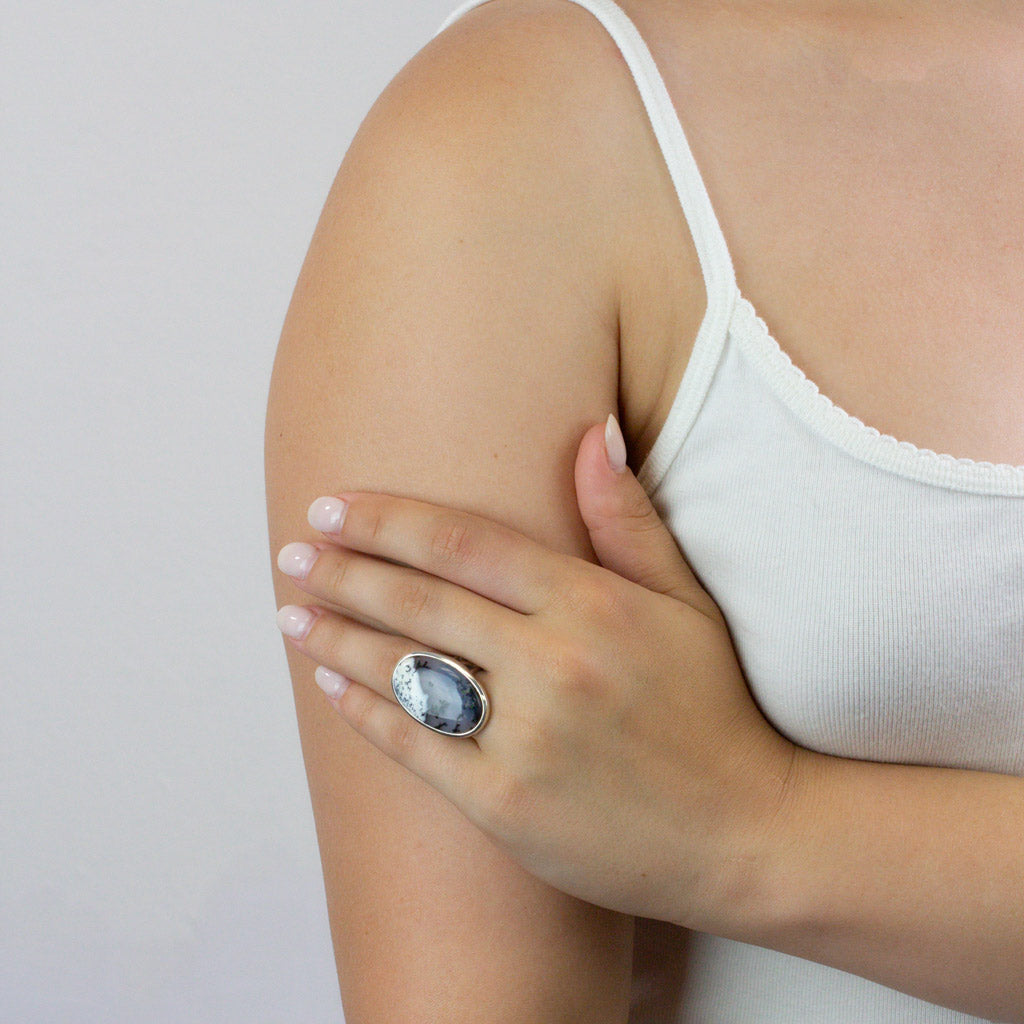 Dendritic opal ring on model