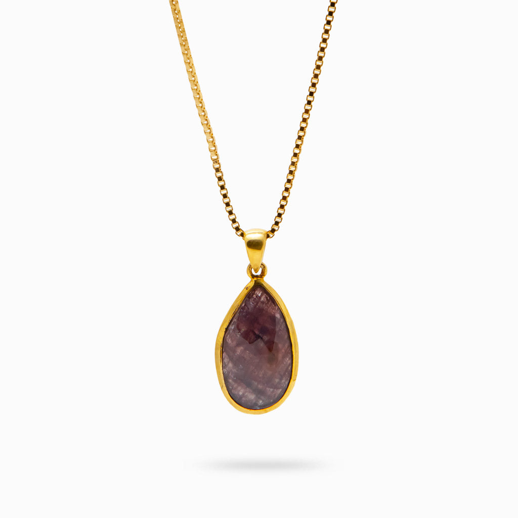 FACETED PURPLE RED SAPPHIRE NECKLACE WITH YELLOW GOLD VERMEIL FINISH