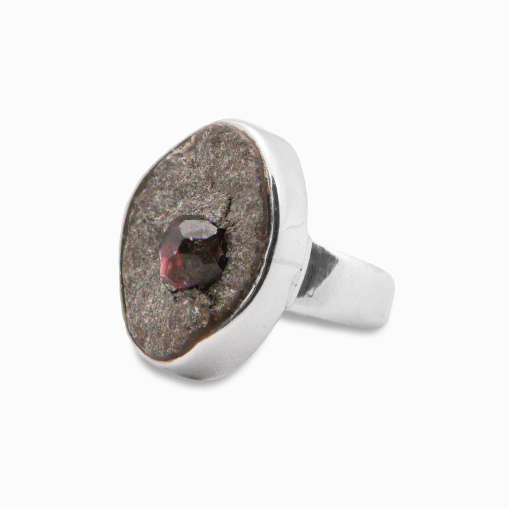 GARNET IN SCHIST RING SIDE VIEW