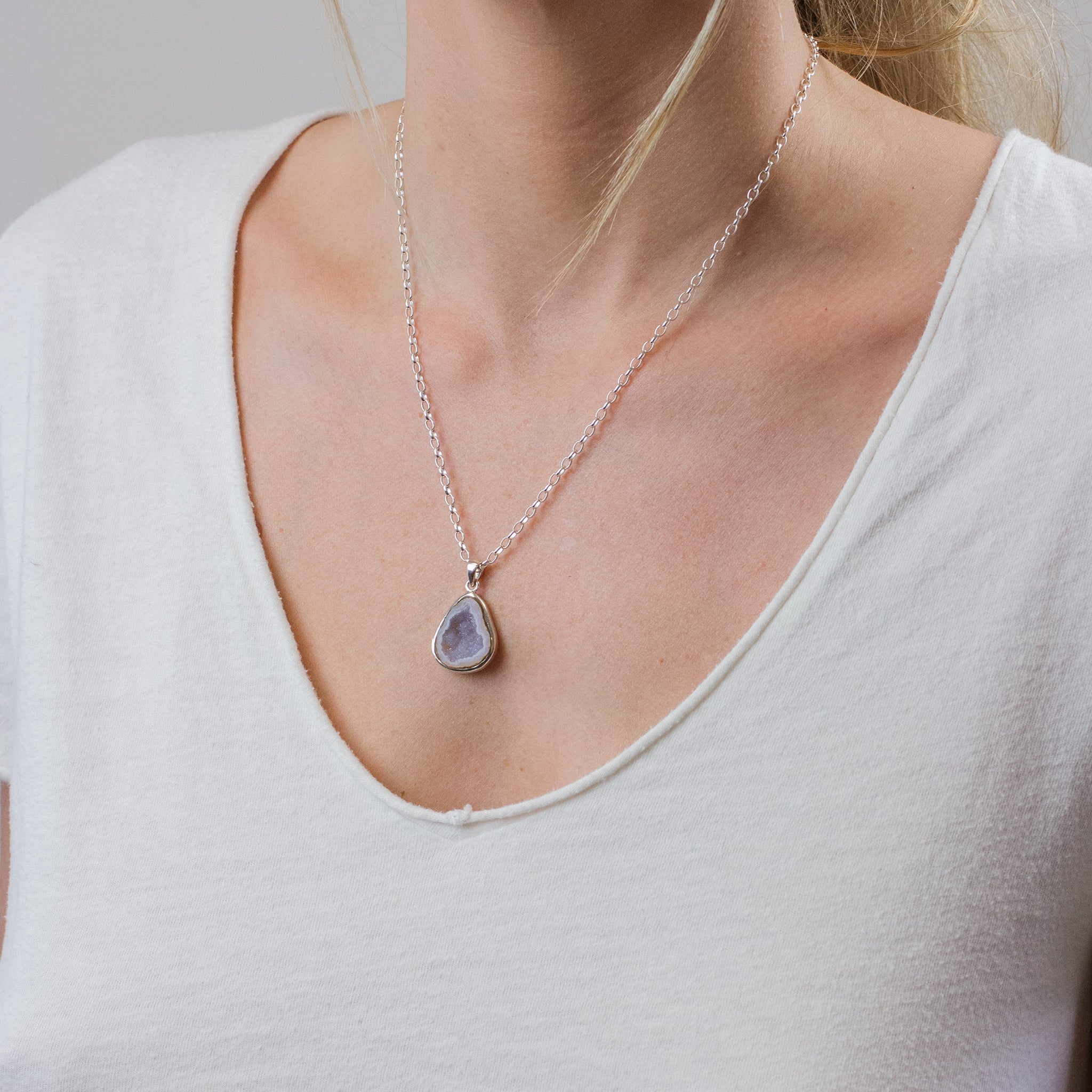 AGATE GEODE NECKLACE ON MODEL