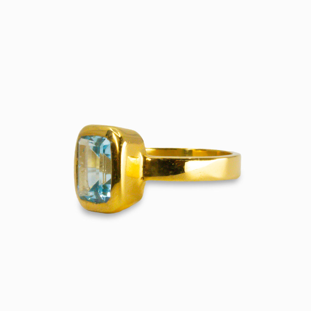 FACETED BLUE TOPAZ RING IN GOLD VERMEIL FINISH