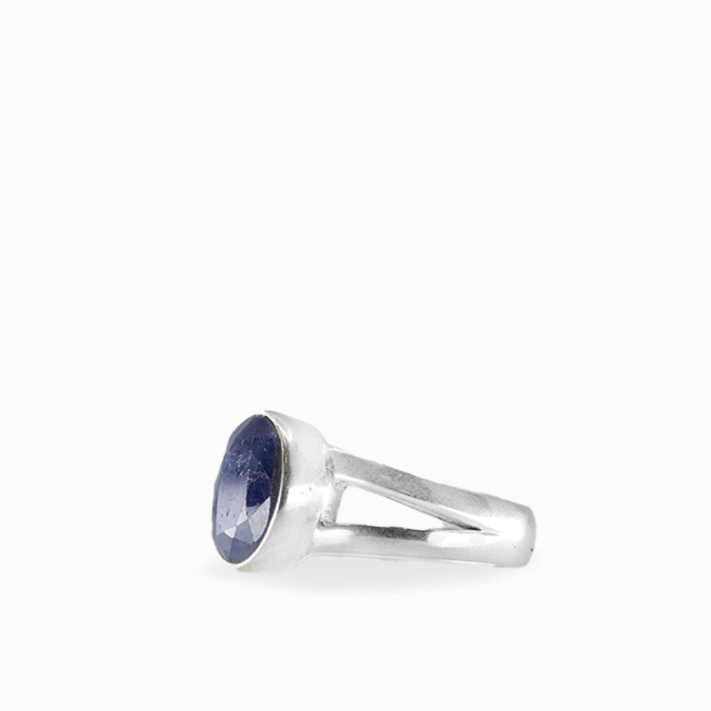 FACETED SAPPHIRE RING MADE IN EARTH