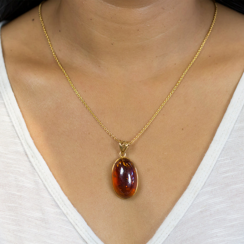 OVAL CABOCHON 14K YELLOW GOLD VERMEIL AMBER NECKLACE ON MODEL