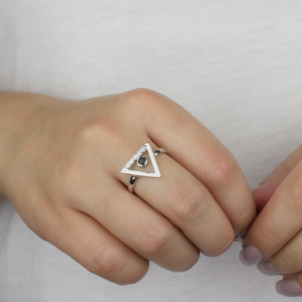 Triangulo: Black Spinel & Diamond Ring on Model