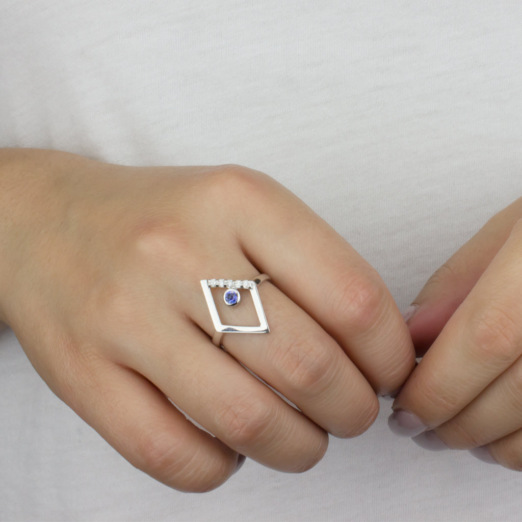 Diamante: Sapphire & Diamond Ring on Model