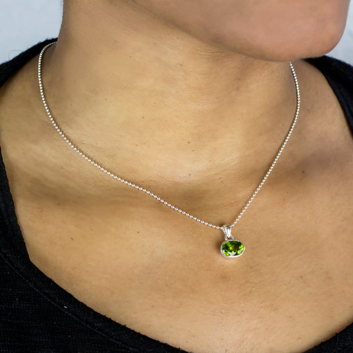 Peridot crystal necklace Made In Earth on Model